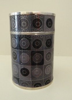 Boite_à_thé_émaillée_pois_noirs_gris_cré