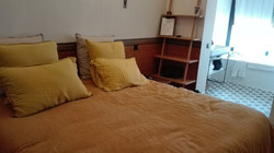 Chambre décorée de matières et papiers peints naturels