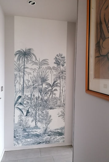 Espace intérieur lumineux avec motif mural décoratif