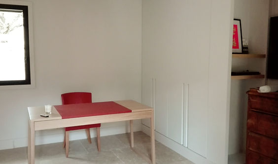 Fauteuil rouge comme accent de couleur dans un intérieur