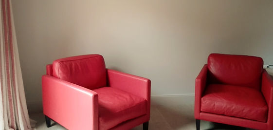 Fauteuils rouges au cœur d’un espace de réception