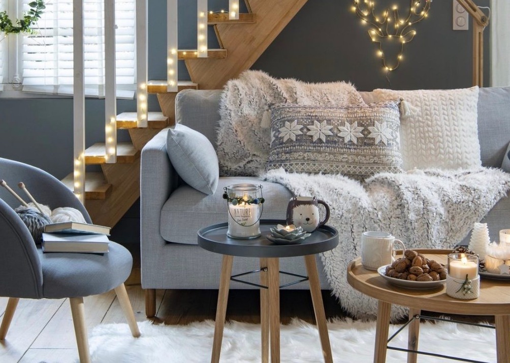 Plaids texturés et coussins chaleureux dans un salon toulousain en hiver