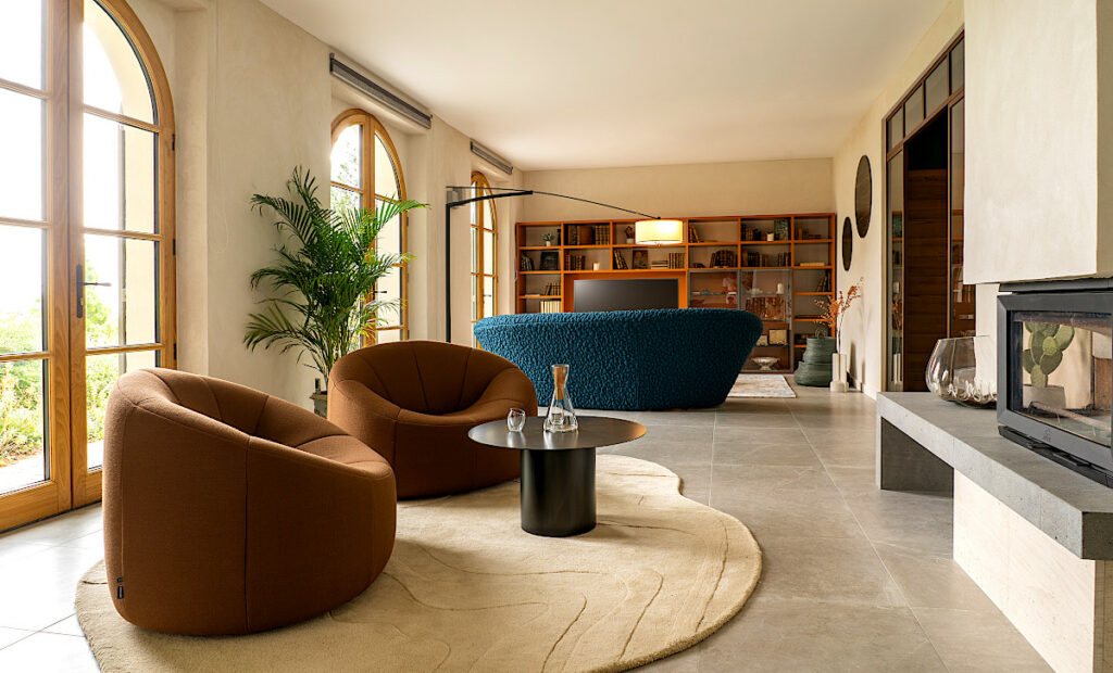 Salon rouge indigo avec bureau et décoration intérieure à Toulouse