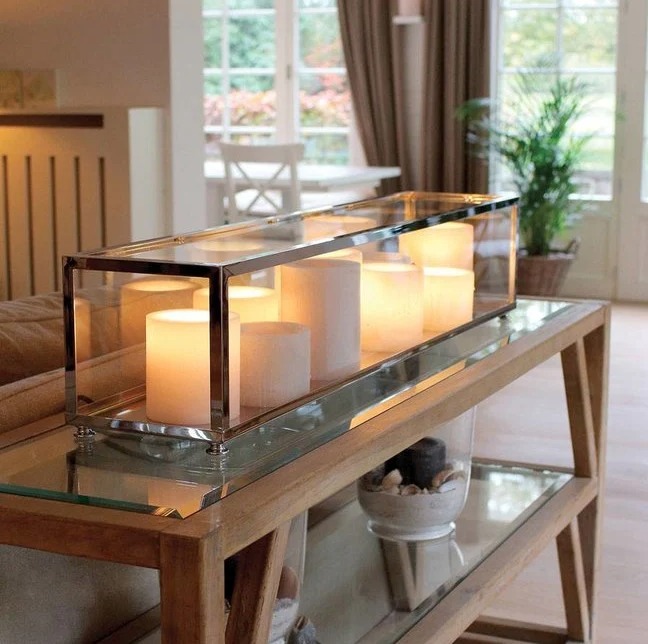 Lampes d’appoint et bougies disposées sur un buffet en bois